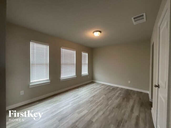 Building Photo - 622 Ava Trl