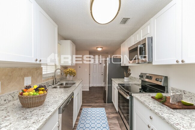 Building Photo - 1200 Jadewood Ave