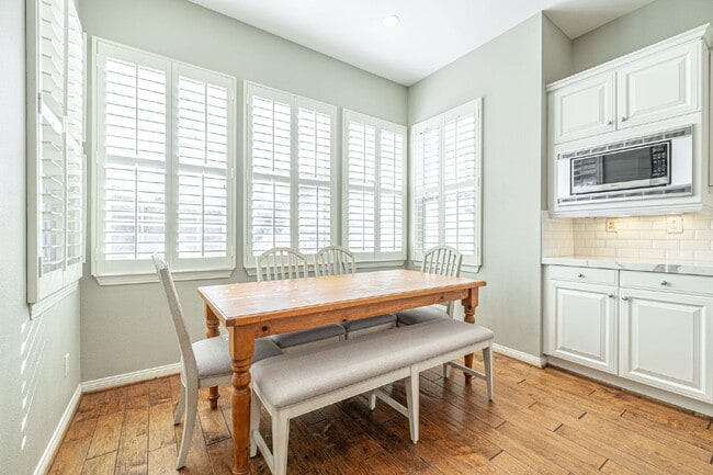 Building Photo - Refined Living in the Heart of Valencia