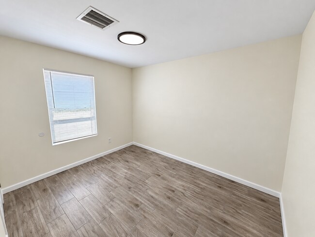 Building Photo - 6518 N 61st Dr