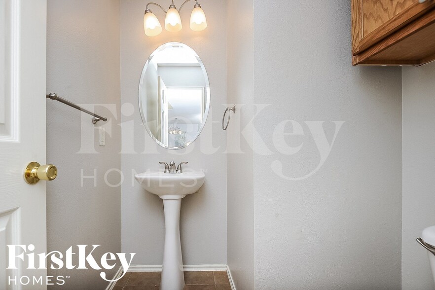 Building Photo - 729 Pace Dr