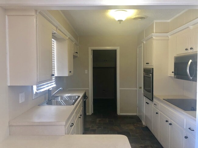 Building Photo - Spacious House