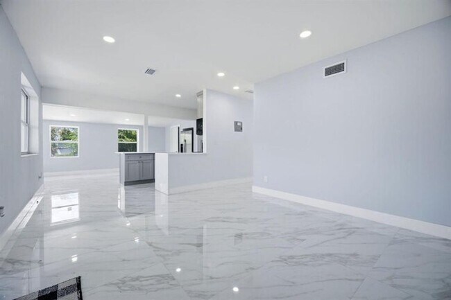 Building Photo - 1517 NE 53rd Ct