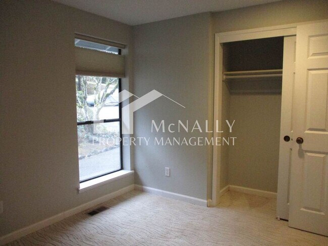 Building Photo - Spacious 3 Bedroom, 2.75 Bathroom Condo in Gig Harbor