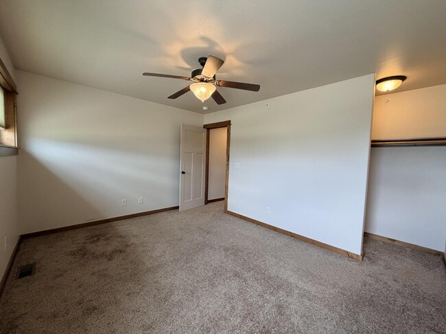 Building Photo - Beautiful 2 Bed, 1.5 Bath Townhouse with Bridger Views, Pets OK!
