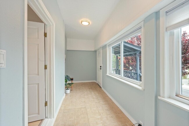 Building Photo - 6900 Thornhill Dr