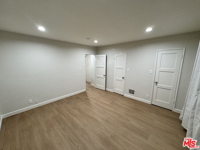 Building Photo - 300 S Doheny Dr
