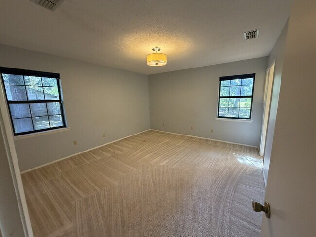 Building Photo - Home For Rent