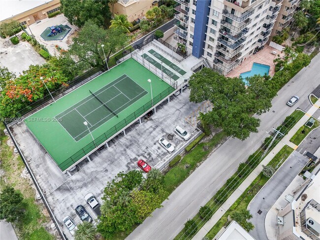 Building Photo - 1625 SE 10th Ave