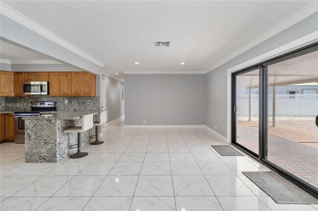 Building Photo - 913 SW 49th Ave