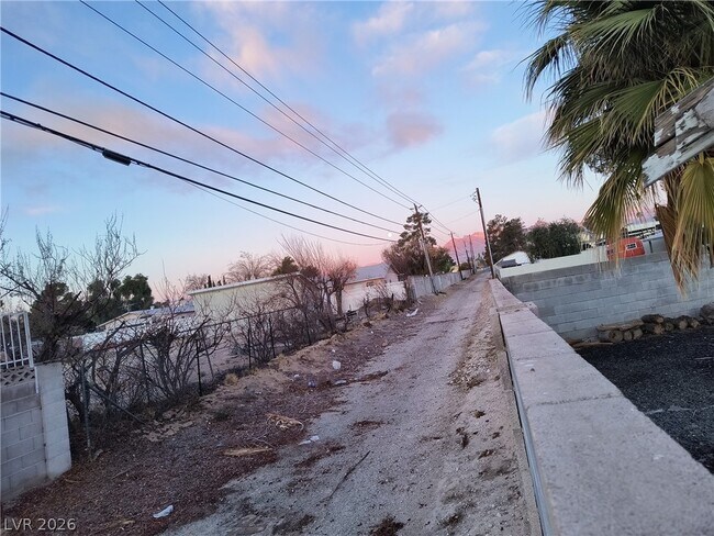 Building Photo - 5805 Pso Montana