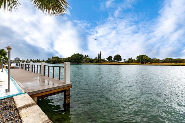 Building Photo - 9180 W Bay Harbor Dr