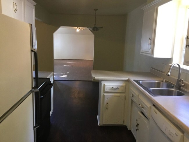 Building Photo - 513 S Silver Leaf Dr