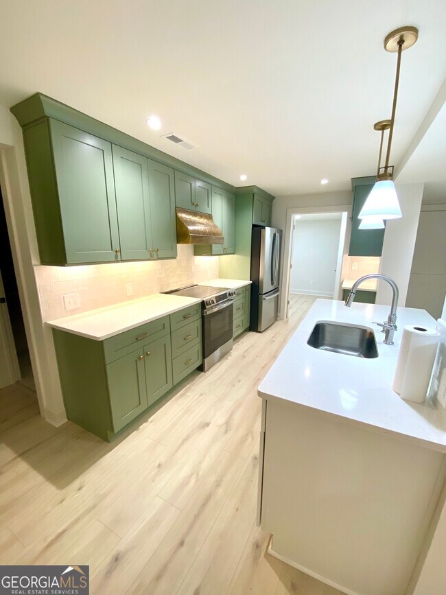 Building Photo - 886 Moore Rd