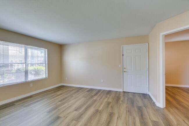 Building Photo - Beautiful 2Bed/2Bath First Floor Condo located in Silverado Ranch