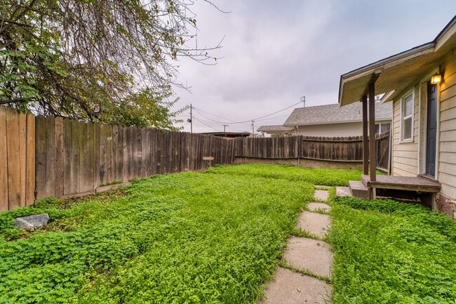 Building Photo - Feel Right at Home in This Inviting 2-Bed Gem