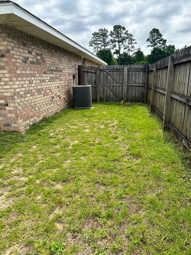 Building Photo - Large 4 bed / 3 bath home minutes from Nav...