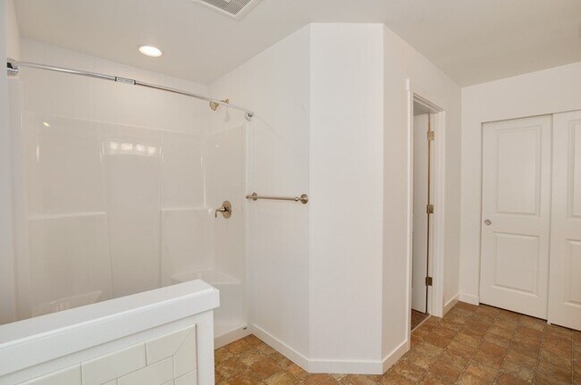 Building Photo - Modern Luxury: Spacious 3-Bedroom Home Near JBLM
