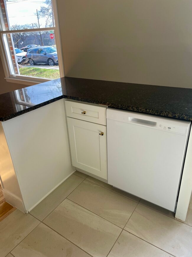 Building Photo - 1913 Boscobel St