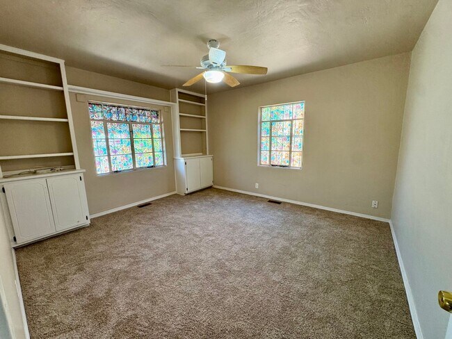 Building Photo - North Campus Gem!