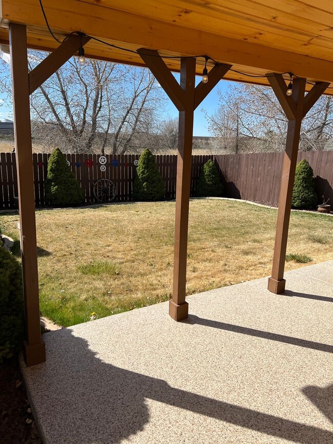 Building Photo - 3 BEDROOM, 2.5 BATHROOM TOWNHOME WITH 2 CA...