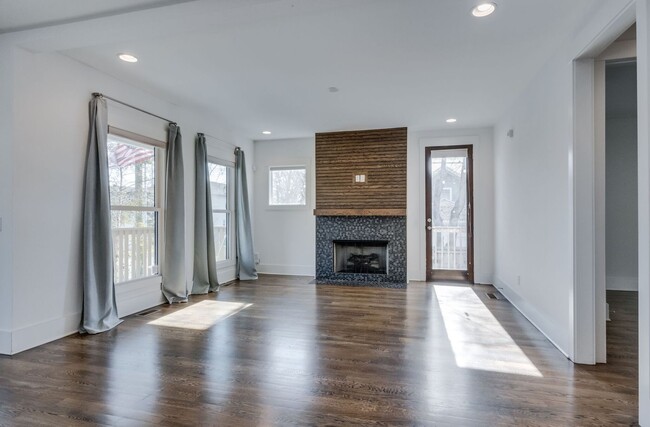 Building Photo - Lovely 3BE/3modern farmhouse is a sheer de...