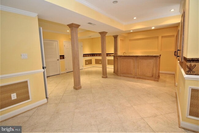 Building Photo - 5905 Lone Oak Dr