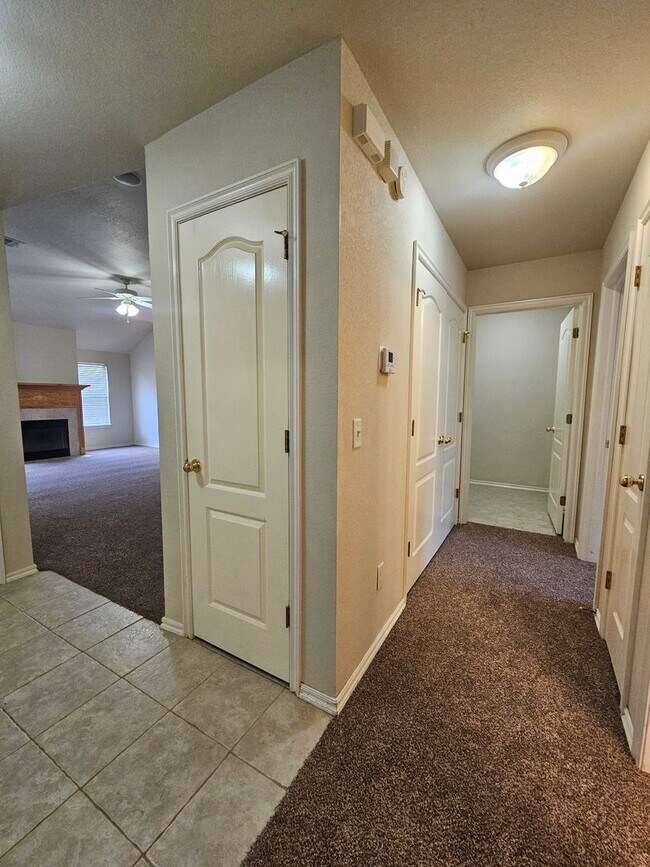 Building Photo - (3) Bed/(2) Bath In NE Norman Avail NOW!
