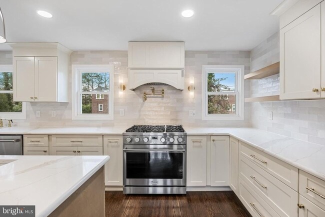 Building Photo - 113 W Albertson Ave