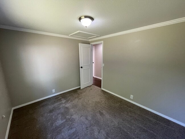 Building Photo - 4113 Kingsway