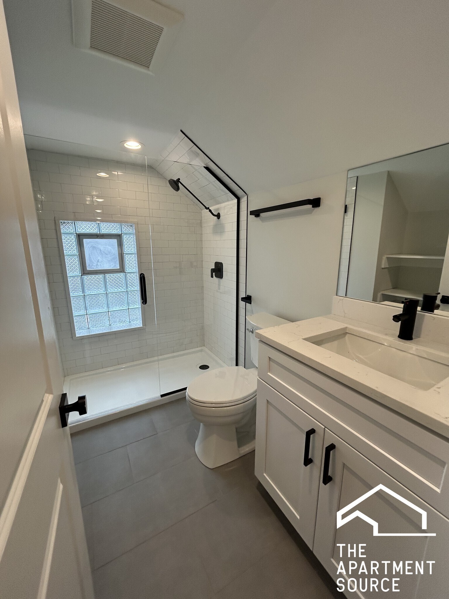 Building Photo - 858 N Paulina St