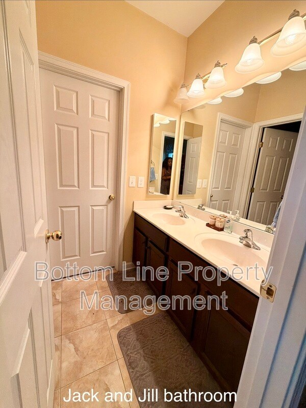 Building Photo - 8045 Talcott Dr