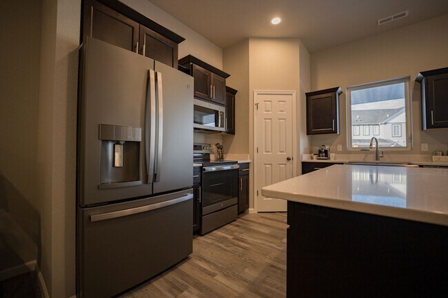 Building Photo - One-Level Carefree Living in a quiet and i...
