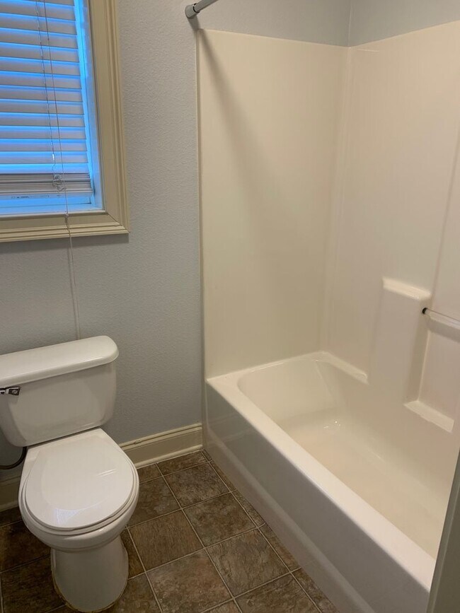 Building Photo - Eagles Landing 4 Bedroom Available for Fall 2026!!