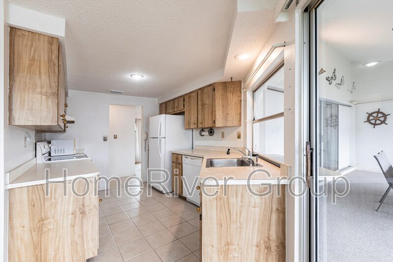 Building Photo - 6860 Kenwood Dr