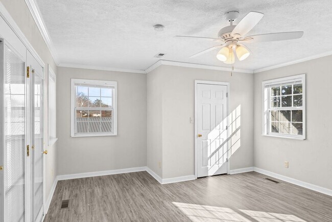 Building Photo - Updated 3bd/2bth home with Remodeled Master Suite & Prime Location!