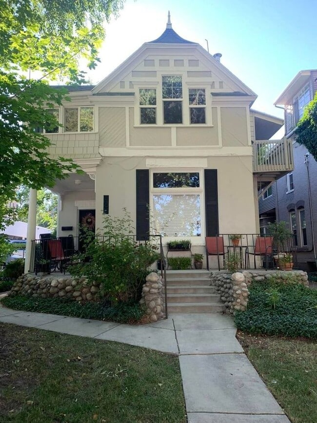 Building Photo - 123 McClelland St