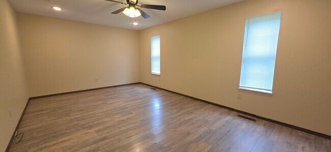 Building Photo - 3 Bedrooms, 2 baths, 2 Living Areas!  $1,295!