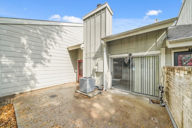 Building Photo - 7119 Brendam Ln