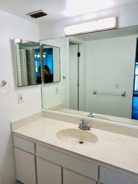 Building Photo - 420 Breakwater Dr