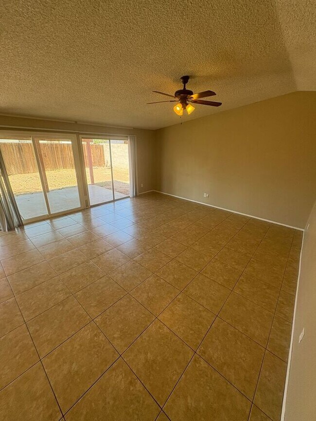 Building Photo - COMING SOON! Spacious 3 Bed 1 Bath Home in...