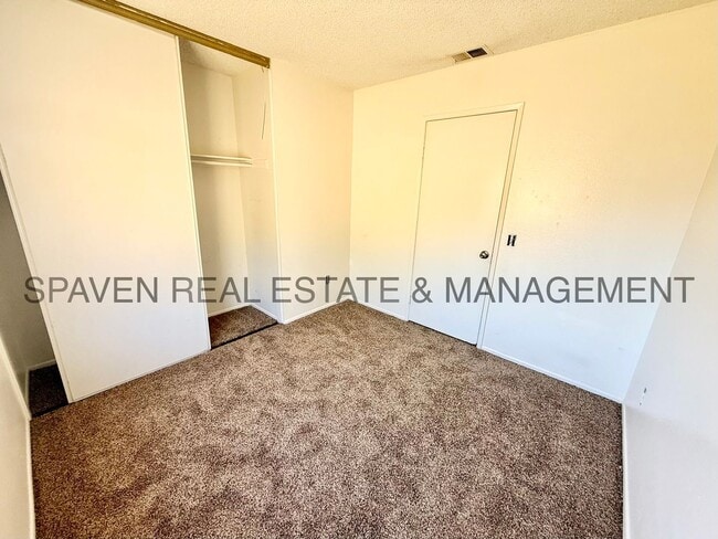 Building Photo - Cul-de-sac home