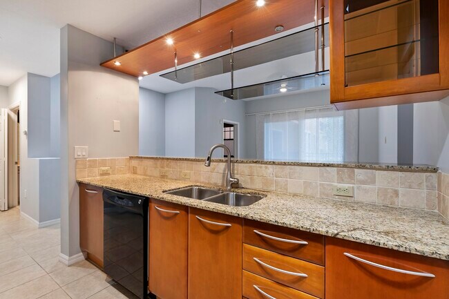 Building Photo - 511 Lucerne Ave