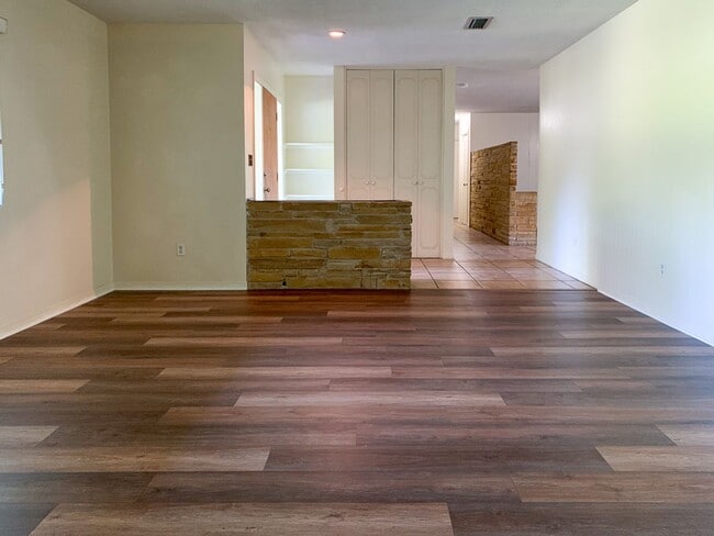 Building Photo - Pet Friendly 4BR/3BA Bedroom House - Available Mid-June!