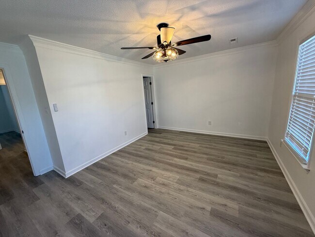 Building Photo - 3/3 Fully Renovated Town Home Available!