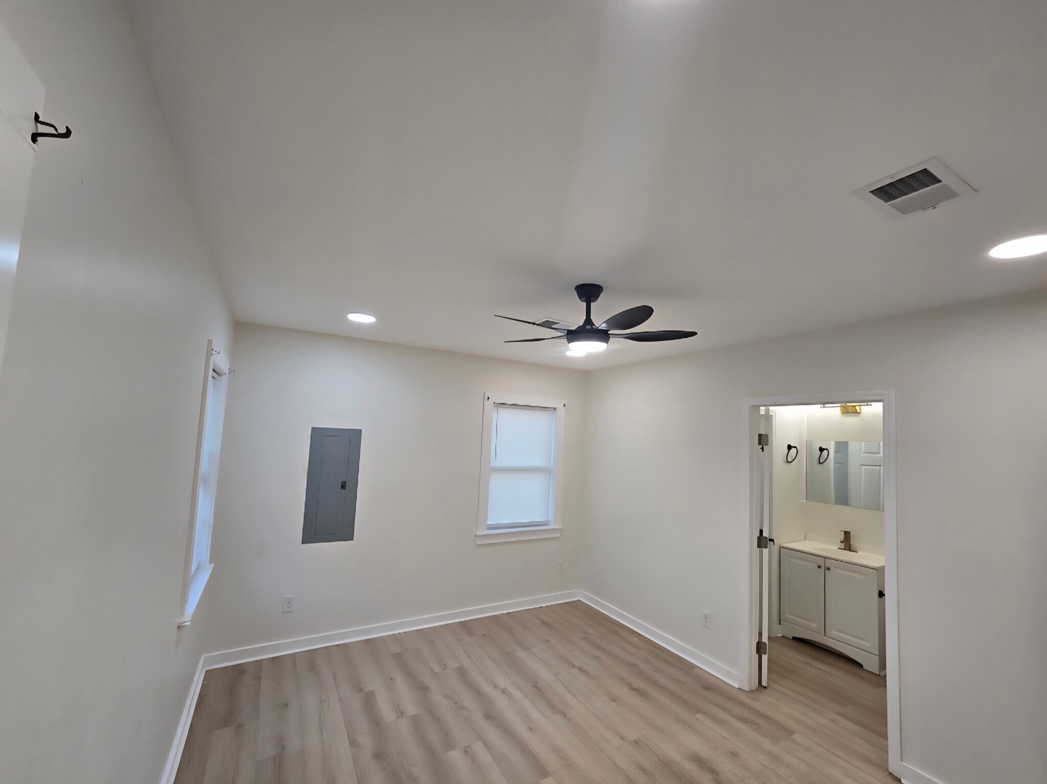 Building Photo - 986 Eldridge Ave