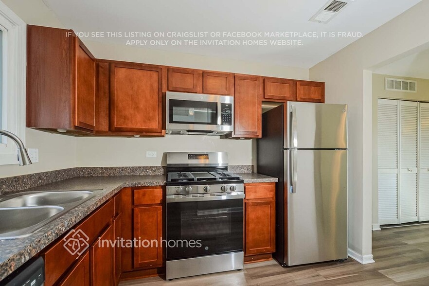 Building Photo - 880 Edenwood Dr