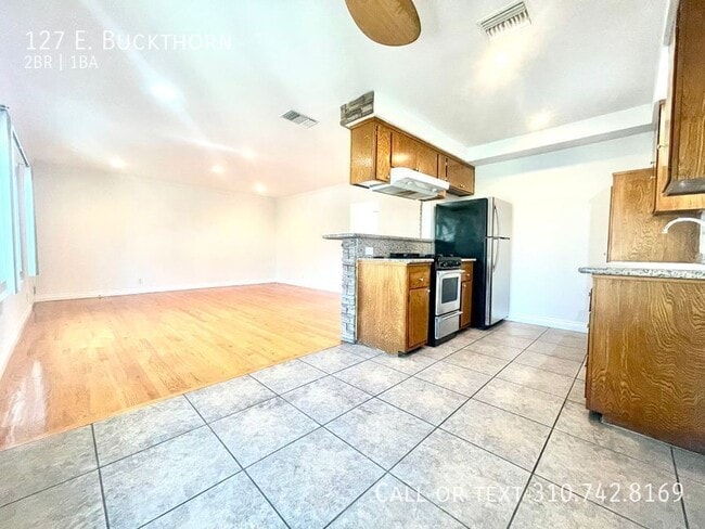 Building Photo - 127 E. Buckthorn-