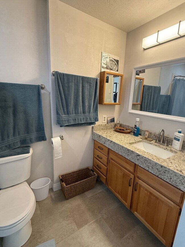 Building Photo - Beautiful condo with walk out entry and 2 parking stalls