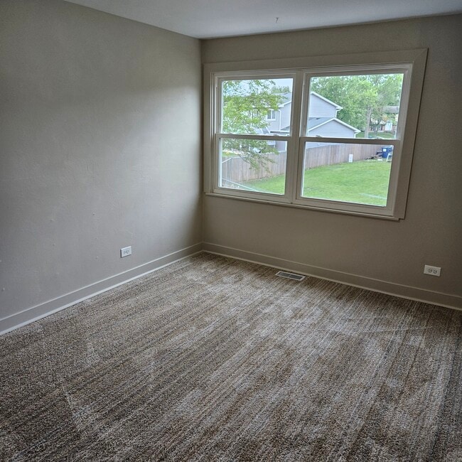 Building Photo - 5565 Allemong Dr